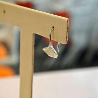 Pendientes de plata 925 - 1 par de ganchos para las orejas con hojas de Ginkgo - Lindo diseño floral creativo para uso diario en verano - details 3