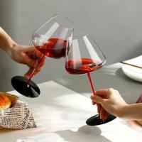 Gafas rojas de estilo europeo atadas sobre fondo negro con copa de cristal de una celebridad de alto valor Bury wine - details 1