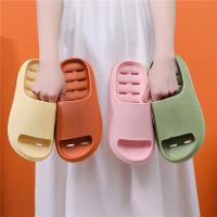 Zapatillas de playa de verano de suela gruesa para hombre, zapatillas antideslizantes de Eva para baño, sandalias para hombre, chanclas de moda para mujer, zapatillas huecas con fugas - details 1