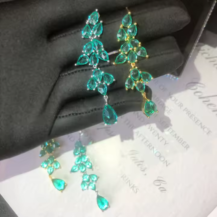 Pendientes de Hojas de Abeto de Diamante Verde de Super Hadas Aretes de Oro de 18K para Mujeres - 1