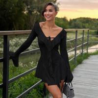Vestido con cuello puntiagudo volantes y cordón manga trompeta - details 0