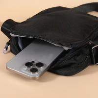 Bolso de hombro para hombre: tela Oxford deportiva, correa ajustable, accesorio informal para viajes diarios y al aire libre, negro con logotipo rojo, bolsa de viaje segura | Bolso con detalle de logotipo | Bolso de hombro duradero, bolso cruzado - details 3