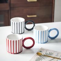 Taza de cerámica ins taza de viento moderno simple burdeos creativo mango grande raya vertical nicho personalizado mango de cinturón - details 2