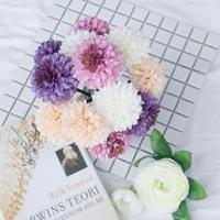 Arreglo floral con múltiples pétalos de simulación.