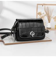 Elegante bolso cruzado negro de cuero genuino para mujer con patrón de cocodrilo, correa desmontable y cierre de cremallera - Bolso de hombro compacto para uso diario, bolso de viaje seguro |   Accesorio Elegante |   Bolso de cuero genuino, bolso cruzado - details 8