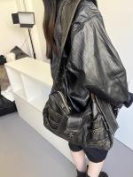1 bolso bandolera de cuero sintético estilo steampunk, bolso hobo gótico con tachuelas y detalle de cinturón con ojales, cierre de cremallera, forro de poliéster - Negro, bolso bandolera pequeño - details 2