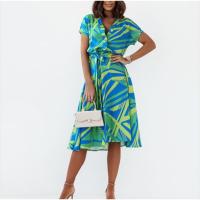 Vestido corto con capucha de manga corta para mujer en verano Cuello en V, un solo pecho, estampado en línea, longitud media - details 0