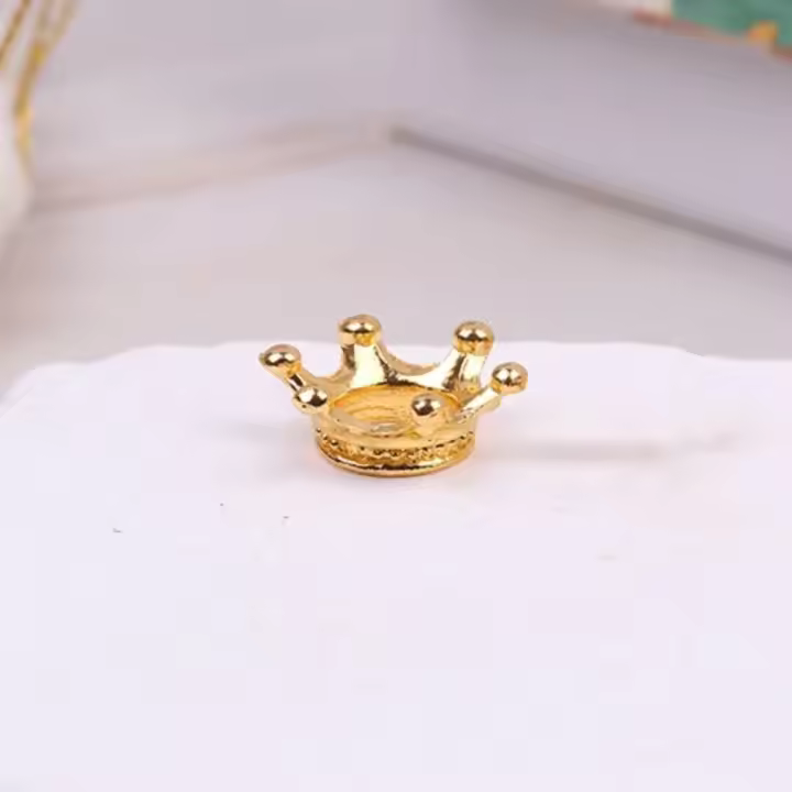 Modelo de juguete, Mini corona de Metal, adornos de decoración, casa de muñecas, corona de Metal en miniatura, aleación de bronce dorado - 1