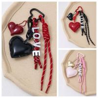LLavero de cuerda de cuero con forma de corazón de PU, llaveros de coche de cuerda trenzada hechos a mano con letras inglesas, colgante de bolsa de cuerda de amor antipérdida de estilo coreano - details 1