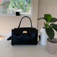2025 Nuevo bolso bandolera suave para mujer: correa ajustable para el hombro, cierre giratorio, forma cuadrada pequeña, marrón oscuro/blanco/negro, versátil para desplazamientos y uso informal/formal, bolso bandolera, accesorio de viaje, diseño elegante - details 6