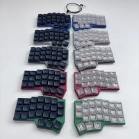Kit de teclado dividido Corne V4.1 con tapas negras, interruptores Kailh Choc V1, teclado personalizado, cableado, intercambiable en caliente y RGB. Kit Gamer con Diseño Dividido y Componentes Premium para Jugadores Exigentes. - details 3
