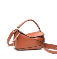 2025 Nuevo bolso de hombro para mujer: bolso de almohada acolchado geométrico de primavera, bolso cruzado con diseño de retales, mochila de lujo de alta gama Fashionab - details 9