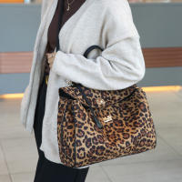 2025 nuevo bolso de mensajero de hombro portátil de gran capacidad con estampado de leopardo, bolso de mano premium para viajeros, bolso Kelly multifuncional - details 4