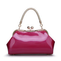 Bolso de boda para mujer de cuero patentado de moda 2025 para cena nupcial con bandolera. - details 0