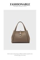 Bolso bandolera cruzado de piel de vaca con capa frontal y bolso de mano tipo cesta vegetal para mujer - details 18