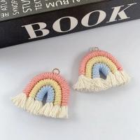 Colgante de borlas, llavero de arcoíris de tres colores, bonito llavero tejido hecho a mano, llavero de arcoíris de punto dulce duradero, regalos - details 7
