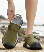 Verano dos usan zapatillas de playa, sandalias deportivas al aire libre y zapatos de montañismo. - details 25