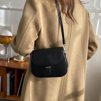 Bolso cruzado de cuero PU para mujer, cartera pequeña de diseñador, semicircular, estilo Retro, a la moda - details 9