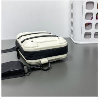 Bolso de remache personalizado para hombres de moda, popular bolso cuadrado pequeño blanco fresco, bolso de mensajero de hombro para mujeres de moda. - details 44