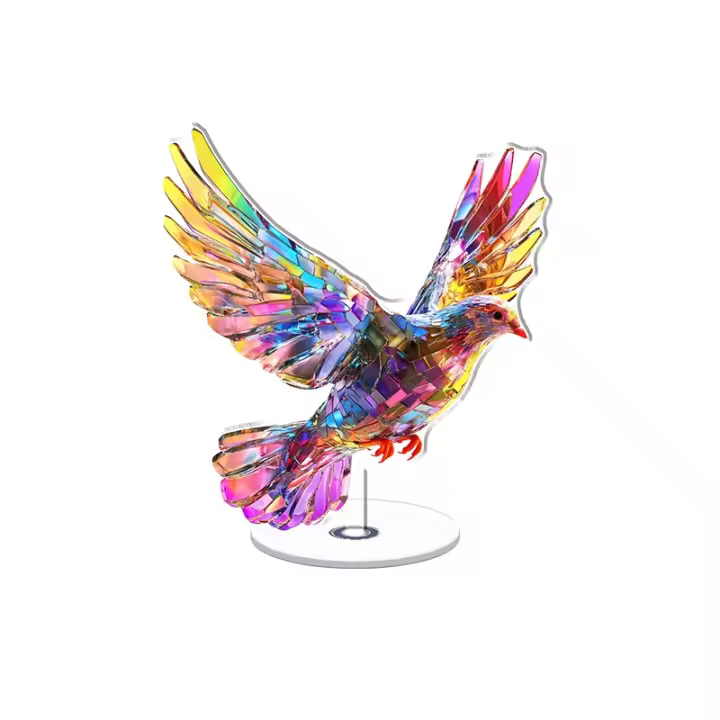 Adorno acrílico giratorio con fragmentos de vidrio de colores y una vibrante paloma de la paz sobre un fondo blanco con efectos brillantes y detalles de alta resolución. - 1