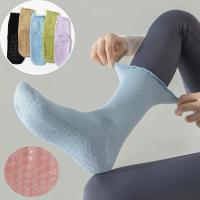 3 pares de calcetines de yoga sólidos para mujer, calcetines de yoga transpirables de algodón a media pantorrilla, calcetines deportivos antideslizantes con volantes para el suelo - details 0