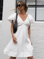 Vestido Xiaoxiangfeng de algodón y lino con cuello en V, manga abullonada y lazo, nuevo para otoño e invierno, versátil, de color blanco sólido. - details 4