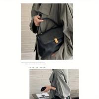Bolso de mano de piel sintética negra de gran capacidad para mujer: elegante bolso de viaje de alta gama con opción cruzada, cierre de cierre de beso y detalles cosidos - details 0
