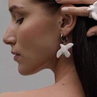 Pendientes colgantes de pájaro volador de paloma de estilo frío, diseño simple avanzado, temperamento versátil para mujer, hebillas para las orejas - details 0