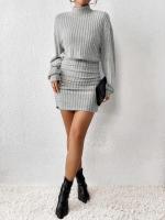 Vestido cruzado a la cadera de manga larga con cuello alto y tiras de punto delgado y elegante - details 9