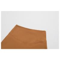 Una mujer con pantalones cortos de yoga de cintura alta que levantan la cadera sobre pantalones cortos deportivos ajustados, adelgazantes y para correr. - details 19