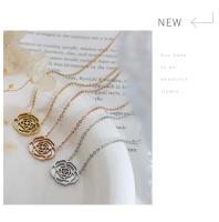 Collar con incrustaciones de diseño de nicho moderno y elegante, versátil, con rosas cálidas, circonita, conchas marinas blancas y accesorios chapados en oro. - details 7