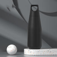 Botella de agua aislada de acero inoxidable, a prueba de fugas, diseño de metal de doble pared para cocina, hogar e hidratación diaria |   Diseño simple y moderno - details 2