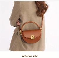 Bolso de sillín para mujer - Bandolera ajustable con herrajes en tono dorado, marrón y beige, perfecto para desplazamientos y salidas informales, elegante diseño de media luna, forro de poliéster duradero - details 5