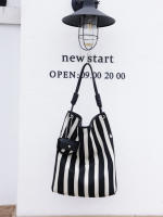 Bolso de mano informal de gran capacidad, de lona a rayas, con un solo hombro oblicuo. - details 6