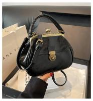 Elegante bolso cruzado negro para mujer, bolso de hombro retro chic con cierre dorado, perfecto para la moda de otoño e invierno - details 1