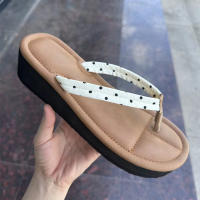 Verano nuevo casual pisando mierda sintiendo chanclas de gran tamaño las mujeres usan zapatillas geniales de moda de lunares con punta de fondo plano. - details 1