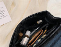 Bolso bandolera informal negro de piel sintética con solapa tipo mensajero de hombro simple para mujer - details 24