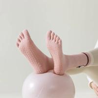 Calcetines de yoga de silicona antideslizantes para mujer, medias versátiles con estampado de gato y dibujos animados, con punta dividida, para pilates, a la moda - details 2