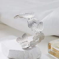 Pulsera ancha abierta de mariposa y flor hueca de acero inoxidable de alta calidad, brazaletes ajustables chapados en oro, joyería para mujer - details 9
