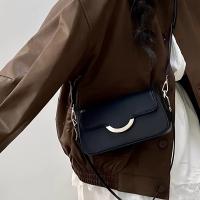 Bolso Cruzado Negro Minimalista Resalto Arco Dorado, Cierre Magnético, Forro de Poliéster, Perfecto para Uso Diario - details 2