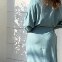Vestido de manga larga con cuello en V profundo, entallado en la cintura, de color sólido, para mujer, primavera 2025, nuevo para ir al trabajo. - details 2