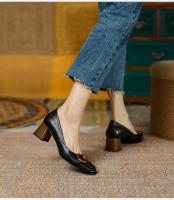 Zapatos de tacón de piel suave con hebilla de metal y tacón grueso con punta cuadrada - details 4