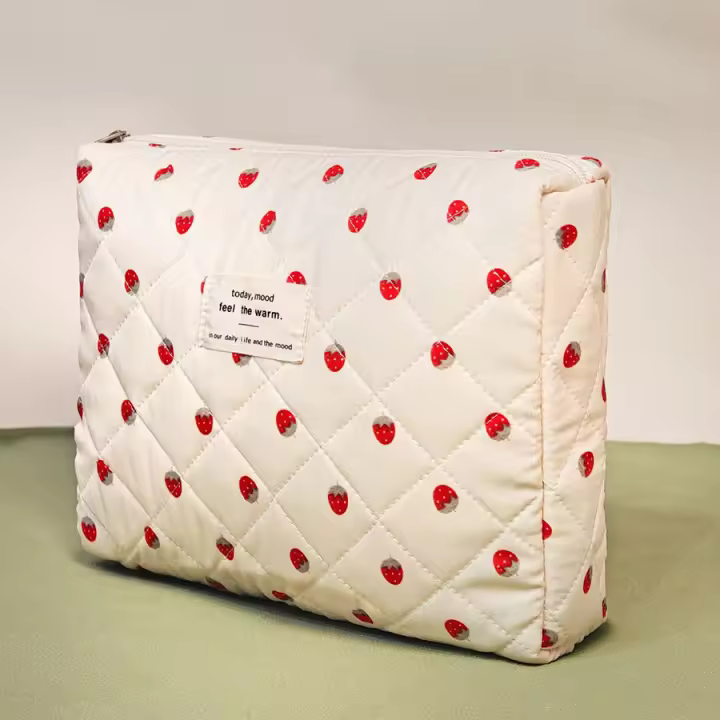 Bolsa de maquillaje para mujer estilo fashion con diseño de fresa, bolsa de cosméticos portátil y linda, bolso de almacenamiento para viajes, cierre de cremallera, material PU y algodón. - 1