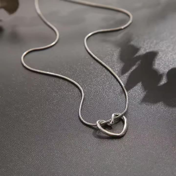 Collar de Titanio con Colgante de Corazón de Amor Diseño Simple para Mujer - 1