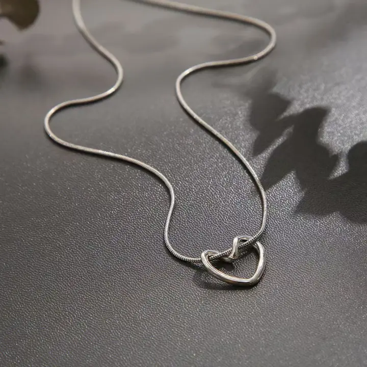Collar de Titanio con Colgante de Corazón de Amor Diseño Simple para Mujer - 1