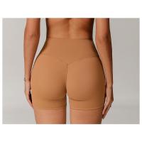 Una mujer con pantalones cortos de yoga de cintura alta que levantan la cadera sobre pantalones cortos deportivos ajustados, adelgazantes y para correr. - details 5