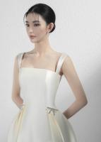 Elegante Vestido de Noche de Satén Blanco Diseño Francés Nicho Ideal para Banquetes y Fiestas de Cumpleaños Pode Ser Visto con Traje Formal - details 1