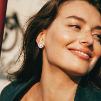 4 pares de pendientes de plata de ley con circonita cúbica para mujer, chapados en oro de 14 quilates, corazón celta brillante, pendientes grandes con circonita cúbica, pendientes para oreja sensible - details 0