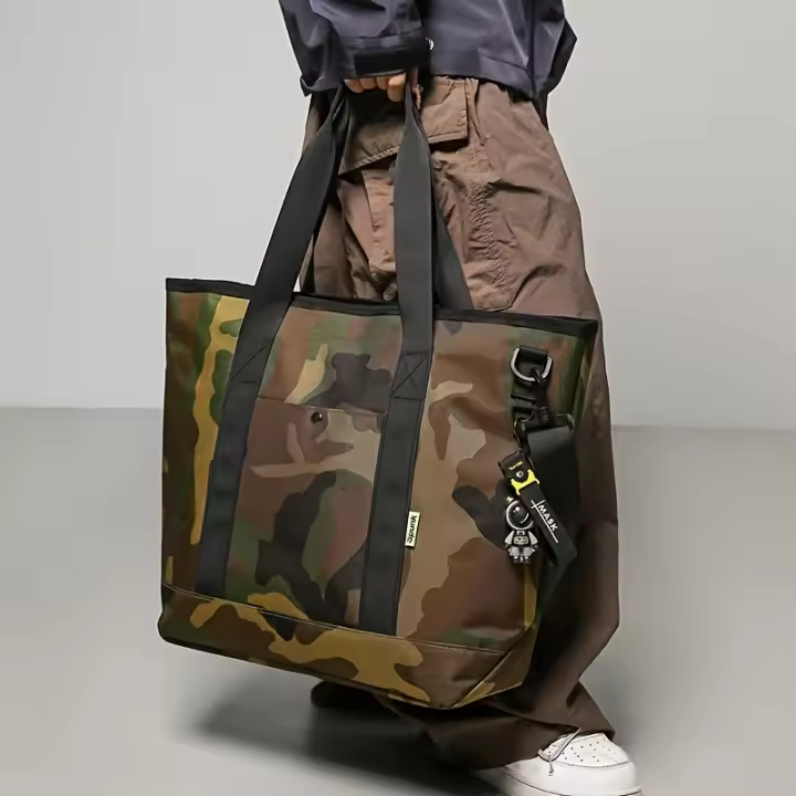 Bolso de mano SPUNK Camo Nylon - Gran capacidad, impermeable y duradero con correa ajustable |   Bolso bandolera y bandolera informal para exteriores con detalle reflectante y llavero gratis - 1