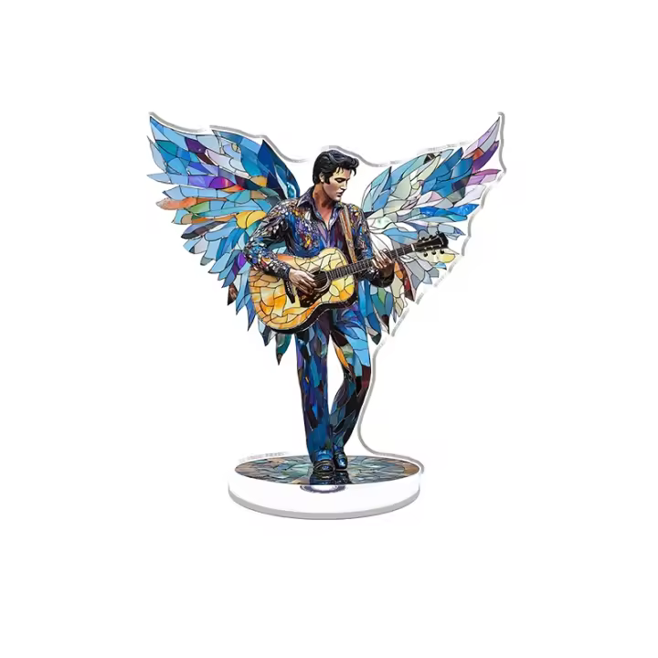 Adorno acrílico giratorio con un vibrante vidriera de Elvis con alas sosteniendo una guitarra en una pose expresiva sobre un fondo blanco puro - 1